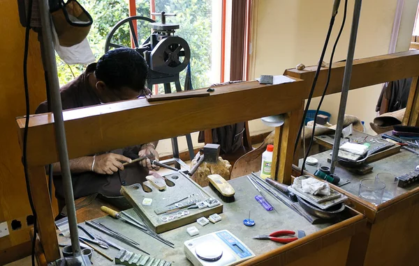 Kandy, sri lanka, 20. Oktober: der unbekannte Meister. Herstellung von Juwelen — Stockfoto