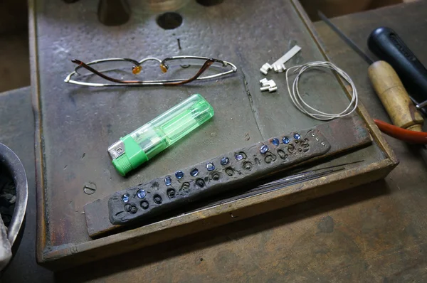 Fabrication de bijoux. Fait à la main . — Photo