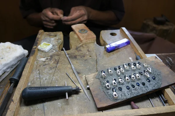 Het maken van sieraden. handgemaakte. — Stockfoto