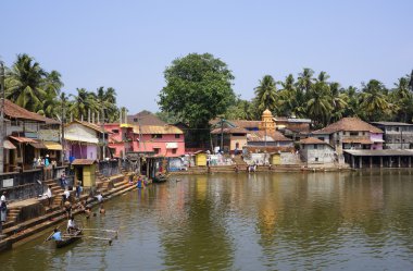 Gokarna, karnataka, Hindistan - 27 Şubat, içinde gokarna, 27 Şubat 2014 gokarna, karnataka, Hindistan'ın kutsal Gölü kotiteertha 2014:locals yıkanmak.