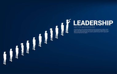 Bir iş adamının silueti teleskopla çizginin önünde duruyor. İş yönetimi ve şirket kavramı.