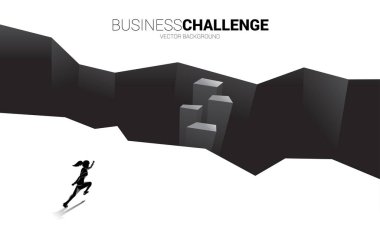 Bir iş kadınının silueti dipsiz kuyuya doğru ilerliyor. İş dünyası meydan okuma ve cesaret adamı