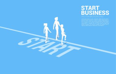 Kariyerine ve işine başlamaya hazır. İş kadınlarının silueti ve iş adamlarının başlangıç çizgisinden yürümeleri.