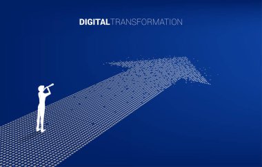 Pikselden ok üzerinde duran iş adamı ve teleskop silueti. İş dünyasının dijital dönüşümü kavramı.
