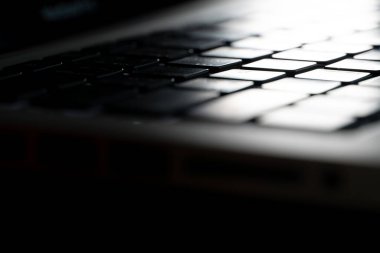 spot ışıklarındaki klavyeyi kapat. Kodlama ve bilgisayar için arkaplan