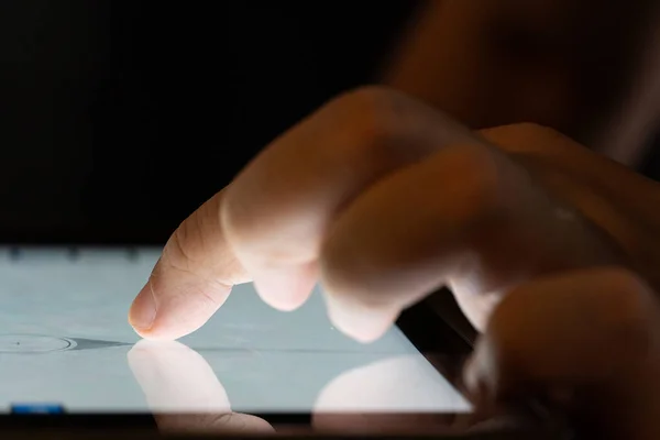 Toque Dedo Pantalla Tableta Fingir Con Luz Concepto Para Tecnología — Foto de Stock