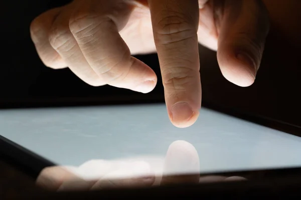 Toque Dedo Pantalla Tableta Fingir Con Luz Concepto Para Tecnología — Foto de Stock