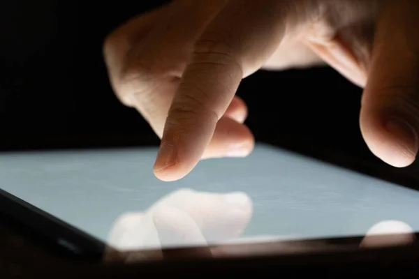 Палець Торкається Екрана Планшета Намацати Світлом Концепція Технології Технології Мобільних — стокове фото