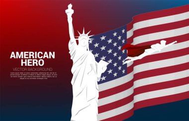 Özgürlük Anıtı ve Amerika bayrağı geçmişi ile uçan süper kahraman iş adamının silueti. Amerikan kahramanı ve süper iş adamı kavramı .