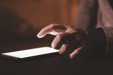 Cep telefonlu iş adamının eli kapalı. İş için teknoloji kavramı.