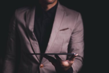 Tabletli iş adamının elini kapat. İş için teknoloji kavramı.