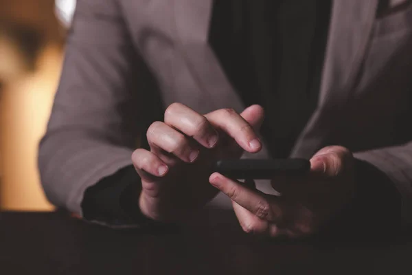 Närbild Hand Affärsman Med Mobiltelefon Begreppet Teknik För Företag — Stockfoto