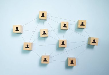 Mavi arka planda insan simgesi olan tahta bloklar. Şirket ve insan istirahat yönetimi kavramı.