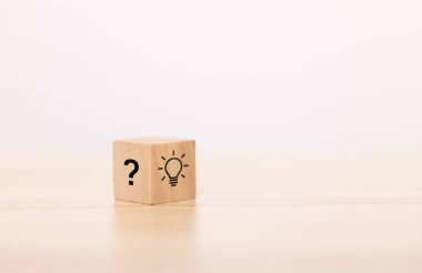 Fikir ve soru simgesi içeren bloklar. Yaratıcı ve tasarım çözümü kavramı.