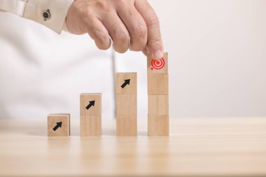 Tahta bloğu yukarı çizgi grafiğine yakın tutun. Büyüme grafiği ve hedefe giden yol kavramı.