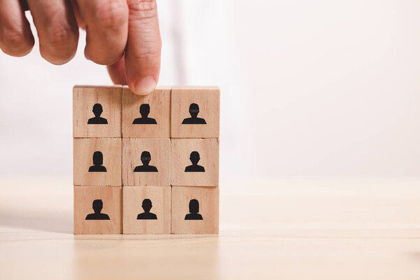 Рука поставить деревянные блоки людей икона. Концепция управления предприятием и кадровым резервом.