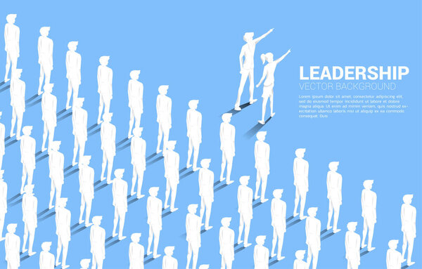 Силуэт бизнесмен и бизнесвумен возглавляют группу бизнесменов, чтобы двигаться вперед. Бизнес-цель и миссия лидерства
