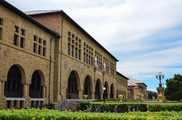 Vedere laterală a fațadei de nord a clădirii Universității Stanford din Palo Alto, California — Fotografie, imagine de stoc