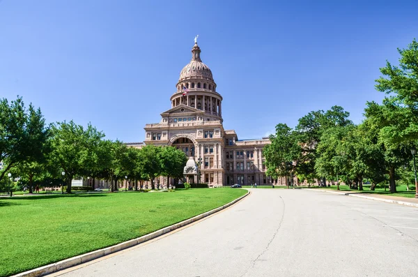 Texas State Capitol épület a belvárosban Austin, egy napsütéses napon — Stock Fotó