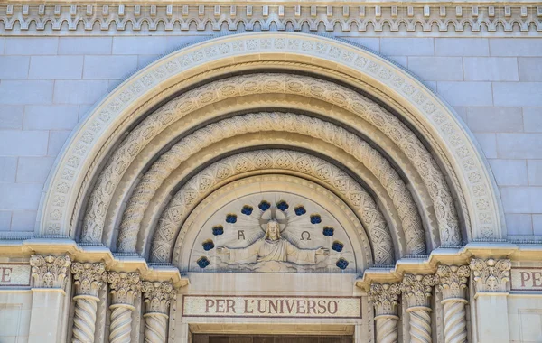 Ingang van de heiligen Petrus en Paulus Kerk in san francisco — Stockfoto