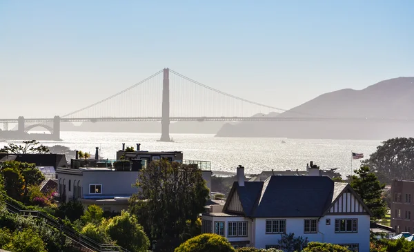 Silhouetted view of Golden Gate Bridge from Franklin Street in S — Stock Photo, Image