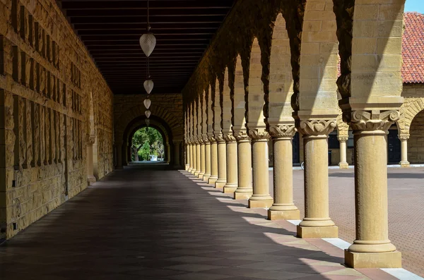 Corridor à piliers dans le bâtiment de l'Université Stanford à Palo Alto en Californie Images De Stock Libres De Droits