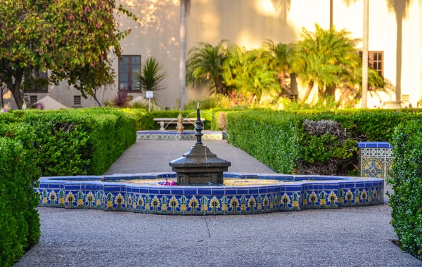 Fântână în grădina Alcazar din parcul Balboa, San Diego — Fotografie, imagine de stoc