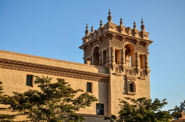 Іспанська архітектуру, засновану башта, купалися в золоті сонячне світло в ба — стокове фото