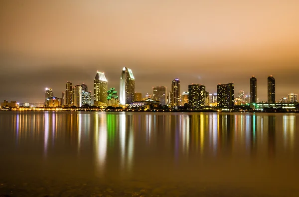 Natt utsikt över san diego downtown silhuett från coronado island Royaltyfria Stockbilder