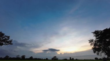 Günbatımı Zaman Hızı gökyüzü bulutu arkaplanı, kabarık beyaz bulutlar gökyüzü zaman atlaması. Görüntüler zaman aşımına uğradı.. 