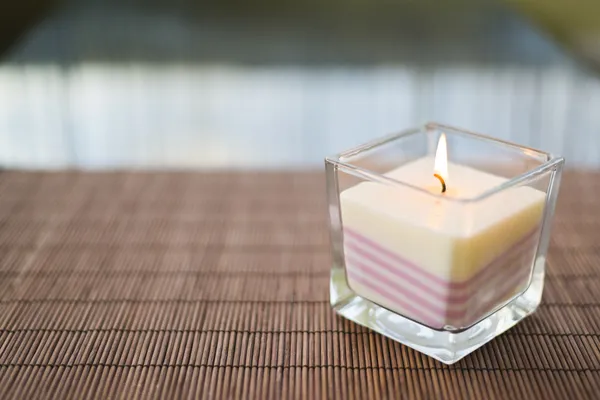 Vela ardiente rosa en la composición de la mesa —  Fotos de Stock