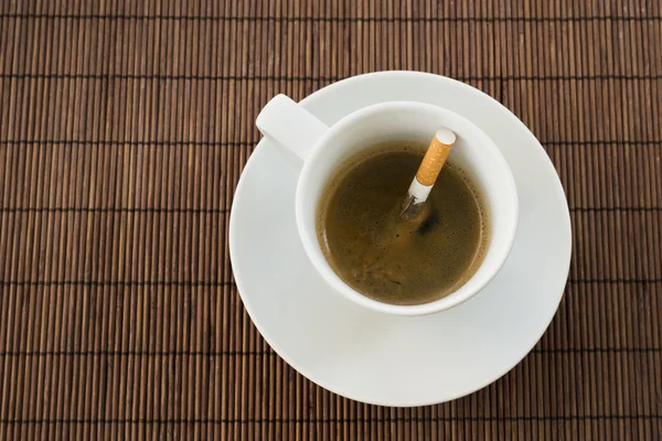 Tasse Kaffee und Zigarette Zusammensetzung — Stockfoto