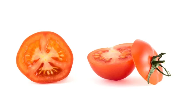 Świeży czerwony pomidor pokroić w kawałki, na białym tle — Zdjęcie stockowe