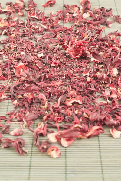 Κόκκινο τσάι πάνω από μπαμπού mat — Φωτογραφία Αρχείου
