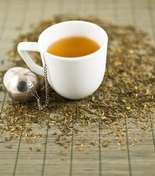 Bílý šálek zeleného čaje — Stock fotografie