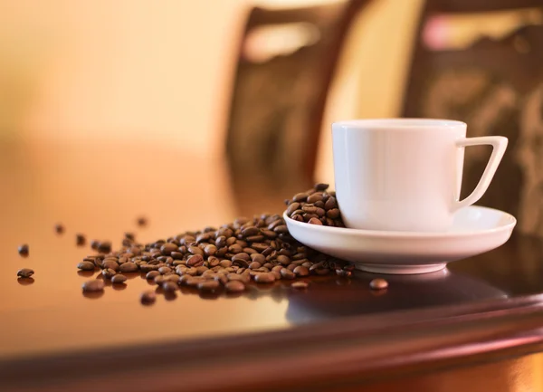 Zacht verlichte koffietafel cup — Stockfoto