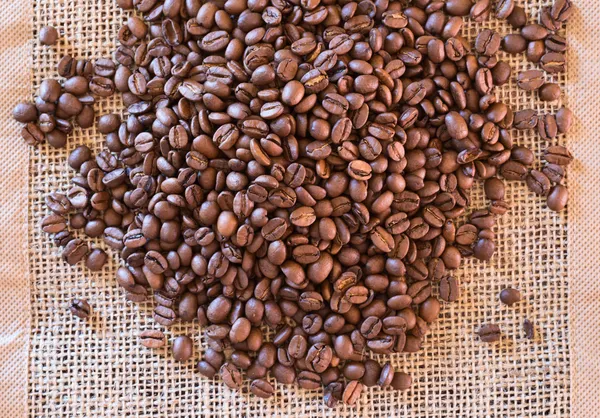 Kaffeebohnen auf Gewebematte — Stockfoto