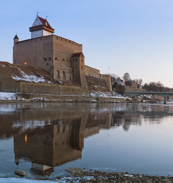 Hermann castelo de Narva fortaleza inverno paisagem — Fotografia de Stock