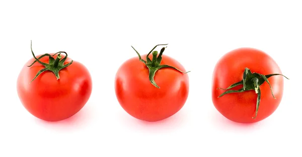 Три свежих помидора, изолированных над белым — стоковое фото