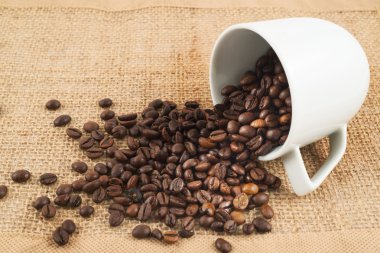 fincan kahve çekirdekleri kendir bezi üzerine dolu