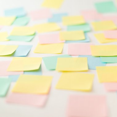 Duvarda renkli kağıt çıkartmaları var.