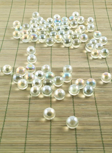 Boules transparentes sur tapis de bambou — Photo