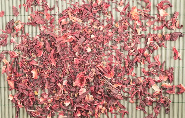 Красный чай на бамбуковом коврике — стоковое фото