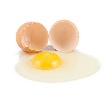 kırık yumurta kabuğu ile yumurta sarısı ve protein