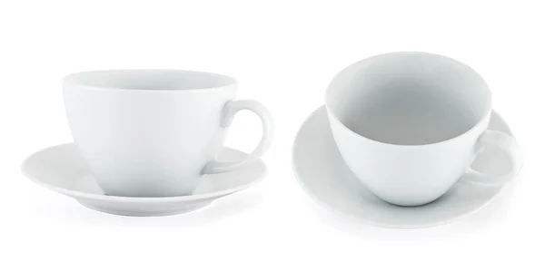 Две пустые керамические чашки чая на белой тарелке — стоковое фото