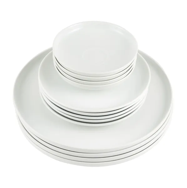 分離されたきれいな白い皿プレートの山 — ストック写真
