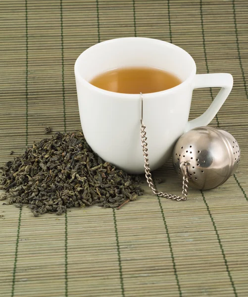 Tazza bianca di tè nero — Foto Stock