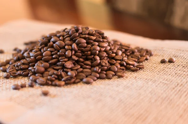 Coffee beans on tissue mat — Stock Photo, Image