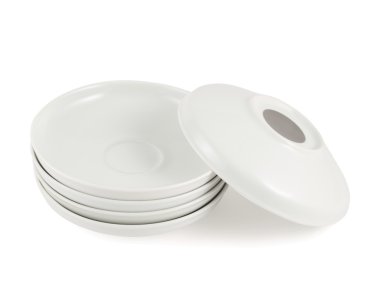 başka bir yığın üzerinde bir tabak çanak