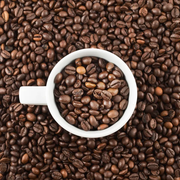 Ceramic cup of coffee beans — Stock Photo, Image